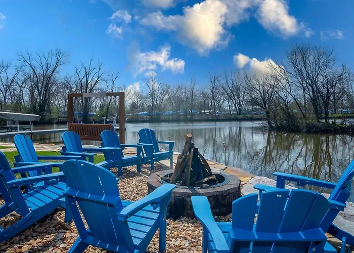 The Whispering Willow Sactuary On The Chain O Lakes Spring Grove