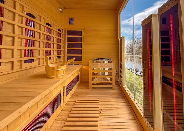 The Whispering Willow Sactuary On The Chain O Lakes Holiday home *