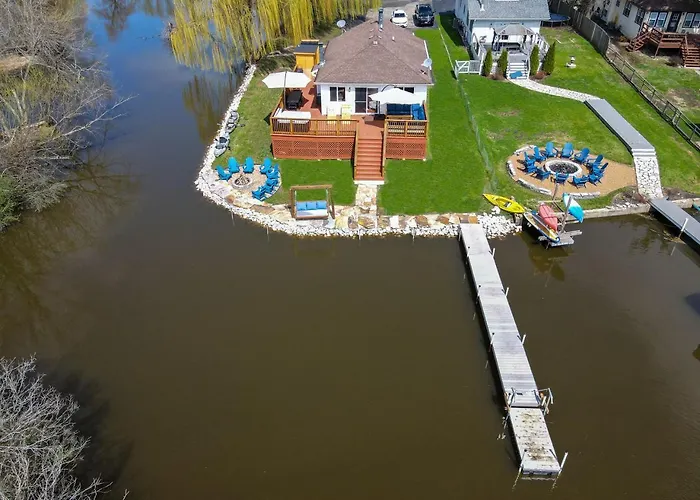 The Whispering Willow Sactuary On The Chain O Lakes Spring Grove
